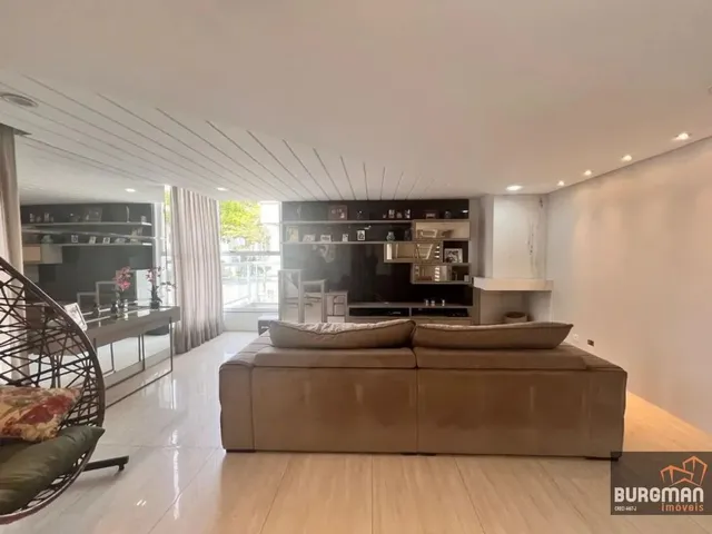 Casa com 200m² 4 quartos e 5 banheiros, à venda, no bairro Santa Cândida em Curitiba