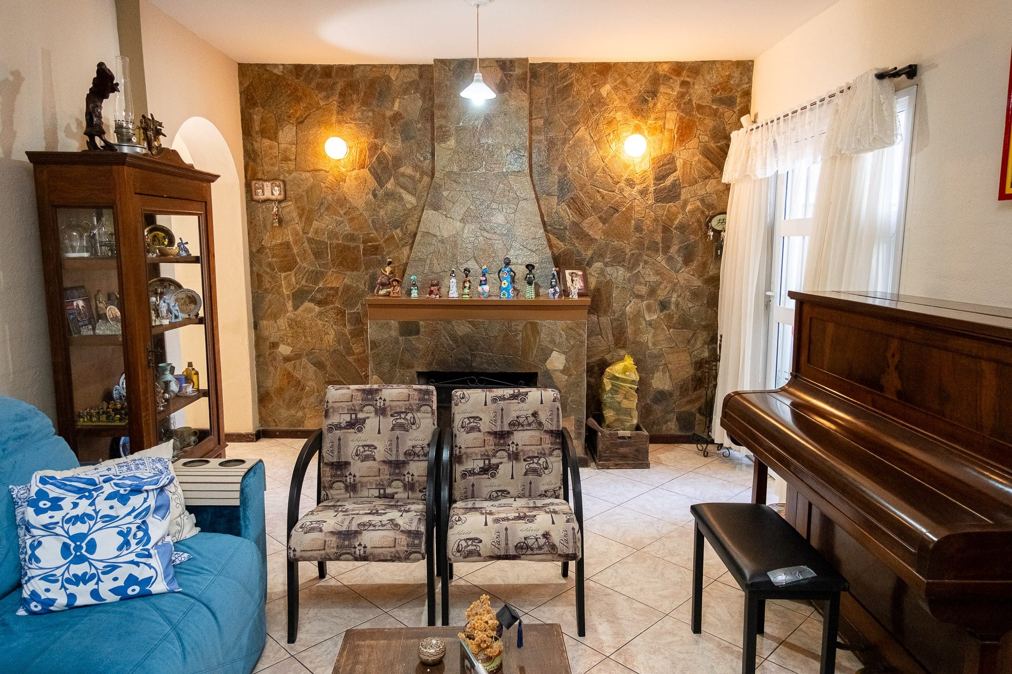 Casa mobiliada à venda no centro de Pelotas – 200 m², 3 quartos (sendo 1 suíte), área gourmet completa com piscina e churrasqueira.