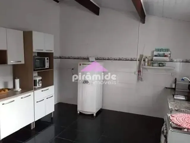 Casa com 250m² 4 quartos e 3 banheiros, à venda, no bairro Balneário Califórnia em Caraguatatuba