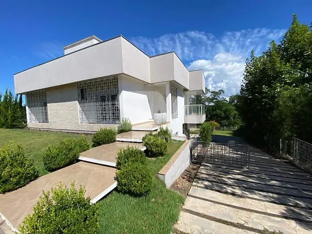 Casa 3 quartos e 4 banheiros, para alugar, no bairro Linha Campinas em Chapecó