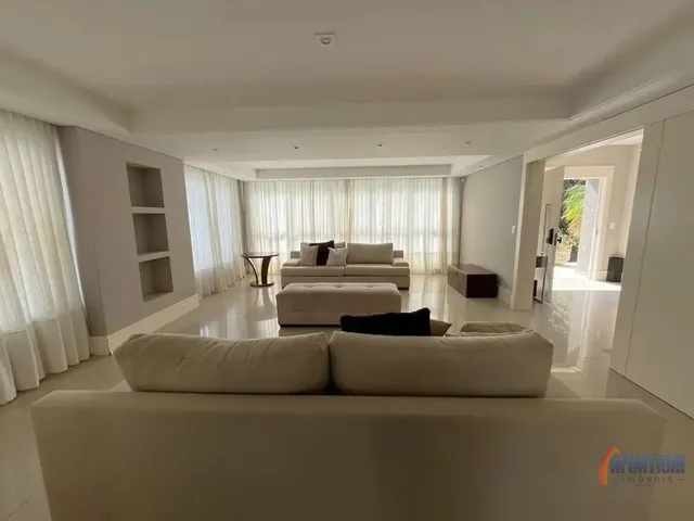 Casa com 713m² 4 quartos e 3 banheiros, para alugar, no bairro Campo Comprido em Curitiba