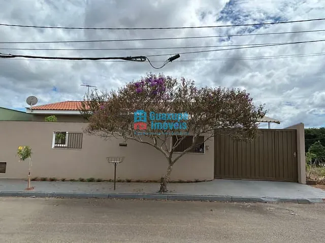 Casa 3 quartos e 2 banheiros, à venda, no bairro Nova Floresta em Guaxupé