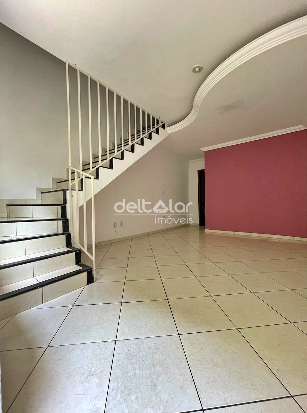 Casa à venda com 2 quartos, 70m² - Foto 1