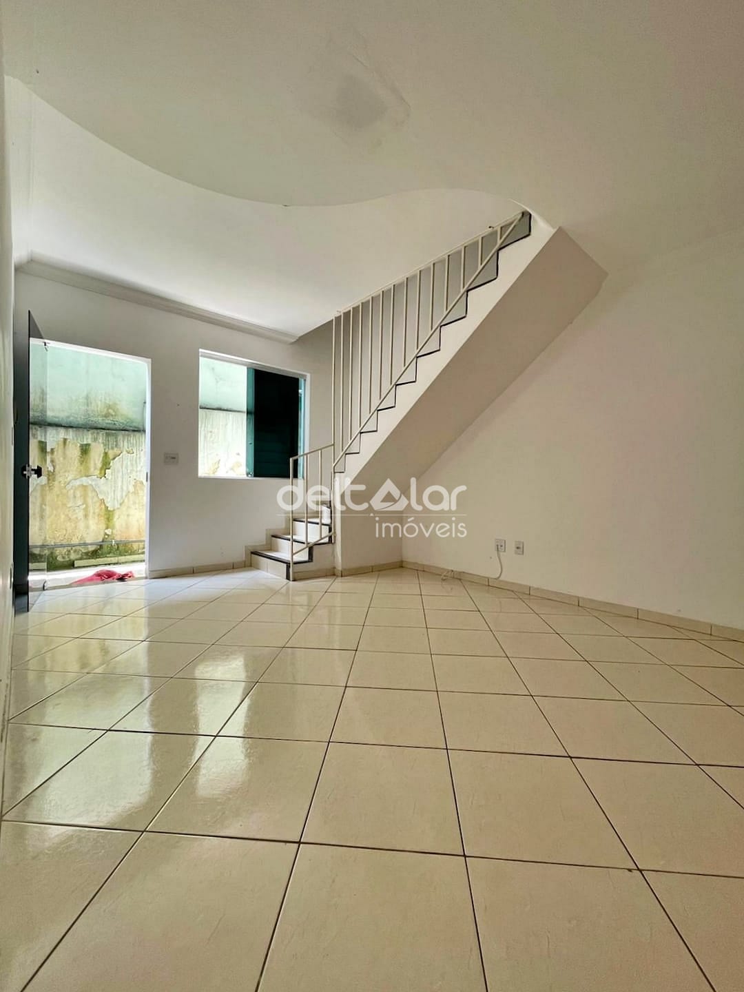 Casa à venda com 2 quartos, 70m² - Foto 2