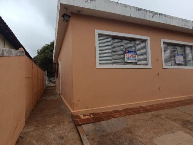 Casa com 250m² 1 quarto e 1 banheiro, para alugar, no bairro Vila Xavier em Birigüi