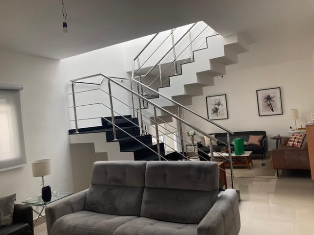 Casa com 300m² 4 quartos e 5 banheiros, à venda, no bairro Piracangaguá em Taubaté