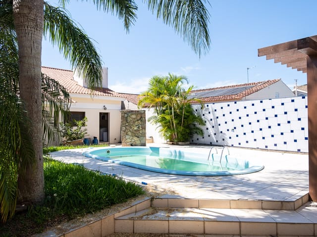 Foto do Casa - Casa à venda no Laranjal, Pelotas: 3 suítes, 5 banheiros, 7 vagas, 292 m², piscina, churrasqueira, piso cerâmico e portão eletrônico. | UP Imóveis