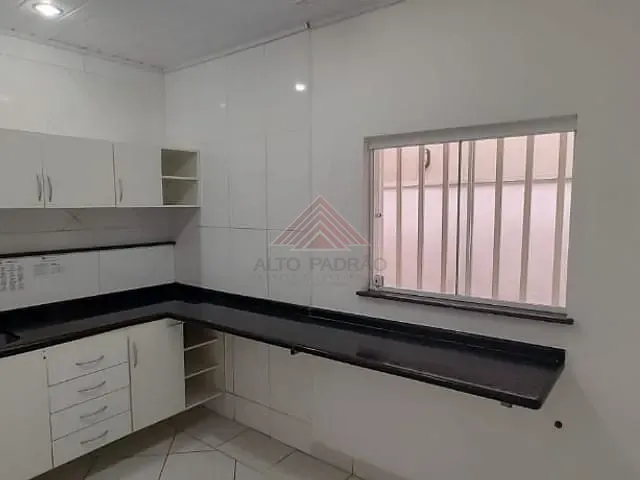 Casa com 300m² 3 quartos e 2 banheiros, para alugar, no bairro Matriz em Mauá
