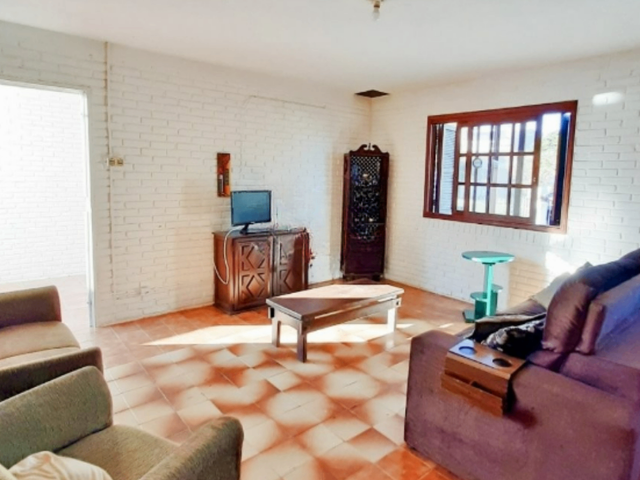 Casa com 300m² 3 quartos e 2 banheiros, à venda, no bairro Laranjal em Pelotas