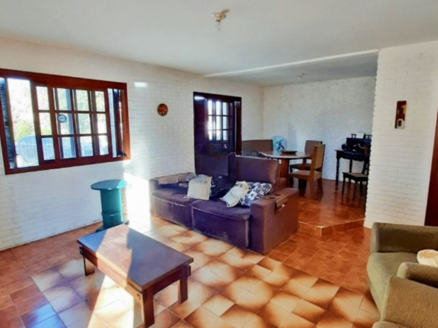 Casa com 300m² 3 quartos e 2 banheiros, à venda, no bairro Laranjal em Pelotas