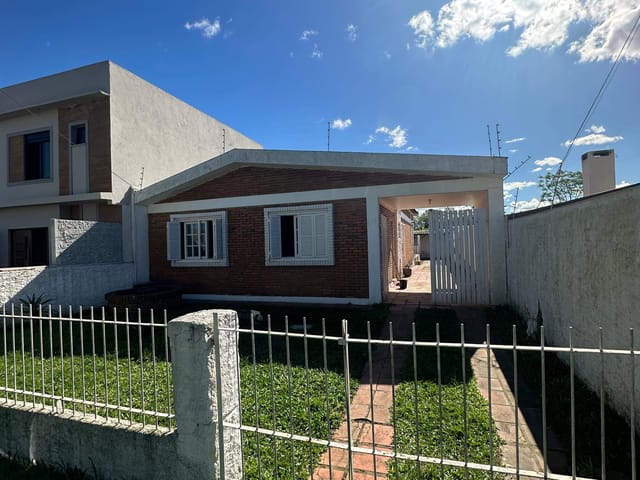 Casa com 300m² 3 quartos e 2 banheiros, à venda, no bairro Laranjal em Pelotas