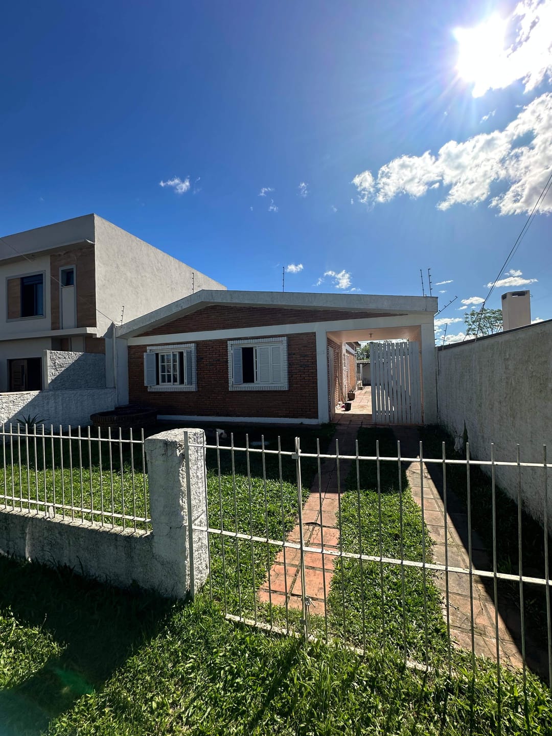 Casa à Venda no Laranjal, Pelotas/RS - 161m² Útil, 3 Dorm. (1 Suíte), 2 Banh., 5 Vagas, Piscina, Churrasqueira, Aceita Pet e Piso em Cerâmica. Visite!