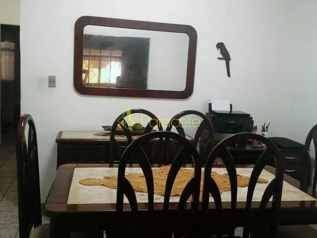 Casa com 250m² 2 quartos e 1 banheiro, à venda, no bairro Azeredo em Pindamonhangaba