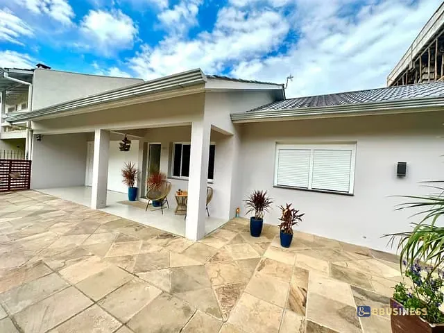 Casa 3 quartos e 2 banheiros, à venda, no bairro São Luiz em Caxias do Sul