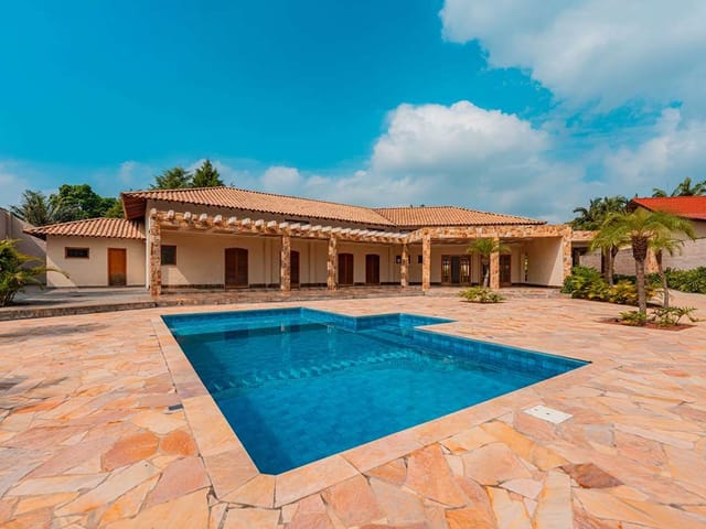 Casa com 1405m² 4 quartos e 5 banheiros, à venda, no bairro Cemucam em Cotia