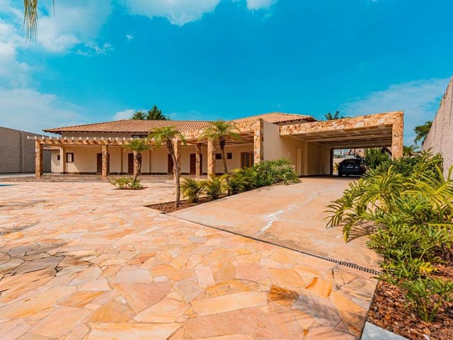 Casa com 1405m² 4 quartos e 5 banheiros, à venda, no bairro Cemucam em Cotia