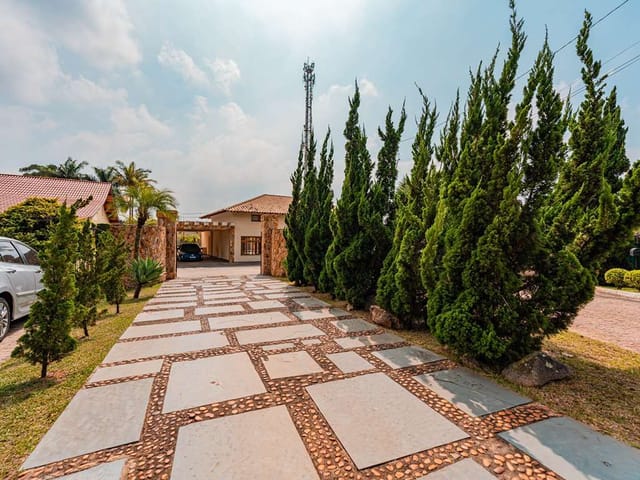 Casa com 1405m² 4 quartos e 5 banheiros, à venda, no bairro Cemucam em Cotia
