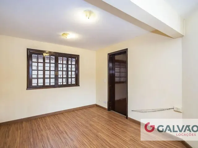 Casa 3 quartos e 2 banheiros, para alugar, no bairro Tingui em Curitiba
