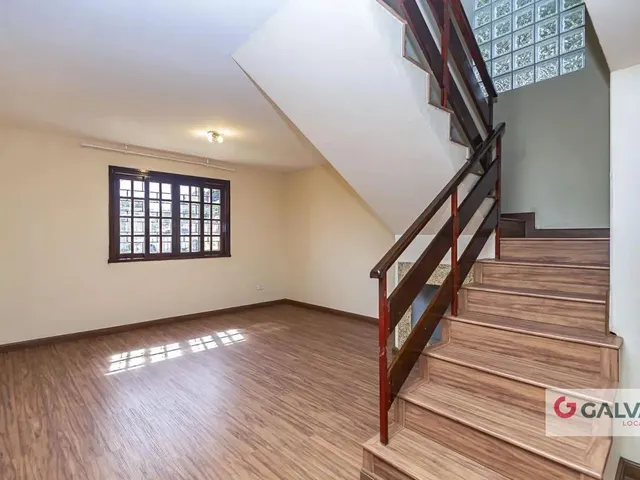 Casa 3 quartos e 2 banheiros, para alugar, no bairro Tingui em Curitiba