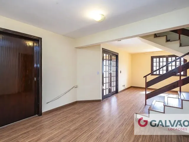 Casa 3 quartos e 2 banheiros, para alugar, no bairro Tingui em Curitiba