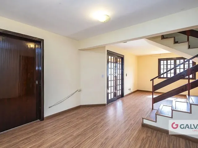 Casa 3 quartos e 2 banheiros, para alugar, no bairro Tingui em Curitiba
