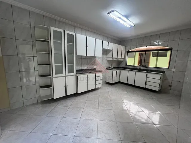 Casa com 250m², para alugar, no bairro Vila Noêmia em Mauá