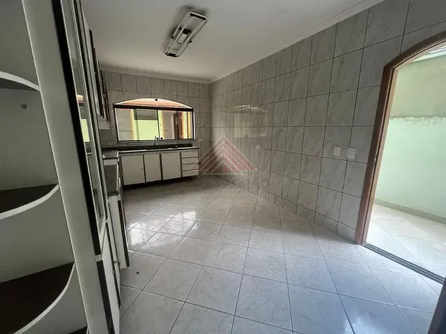 Casa com 250m², para alugar, no bairro Vila Noêmia em Mauá