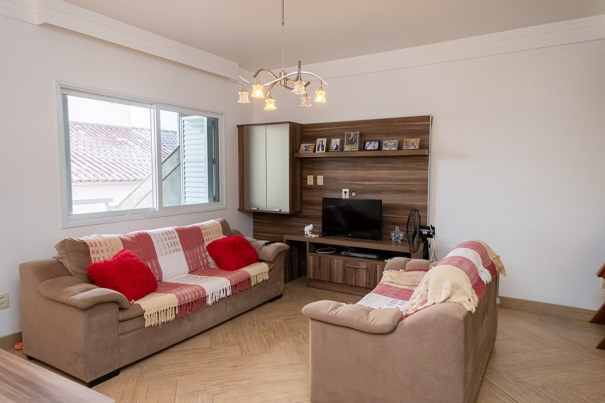 Casa à venda no Fragata, Pelotas: 175 m², 3 quartos ( sendo 1 suíte com hidromassagem), móveis planejados e área gourmet com piscina e churrasqueira.