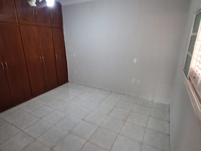Casa 3 quartos e 2 banheiros, para alugar, no bairro Vila Roberto em Birigüi