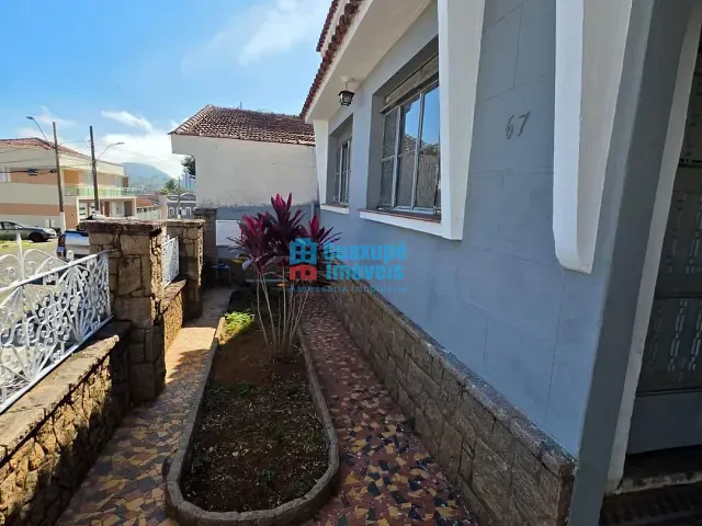 Casa com 278m² 2 quartos e 1 banheiro, para alugar, no bairro Centro em Guaxupé