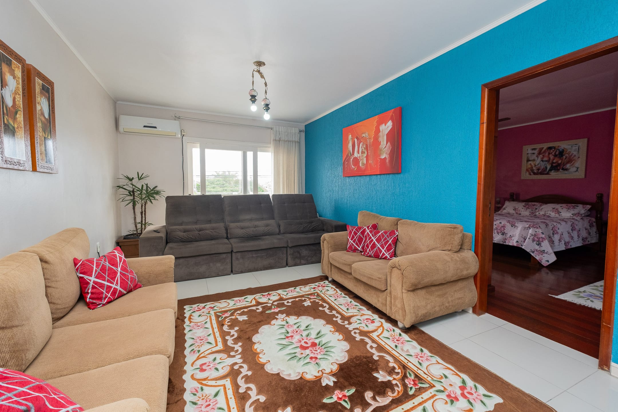 Casa à venda, Três Vendas, Pelotas, RS, 200 m², 3 quartos, piscina, hidromassagem, churrasqueira e 4 vagas de garagem.