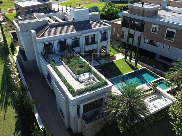 Casa com 1418m² 4 quartos e 5 banheiros, à venda, no bairro Vivendas do Arvoredo em Londrina