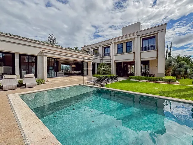 Casa com 1418m² 4 quartos e 5 banheiros, à venda, no bairro Vivendas do Arvoredo em Londrina