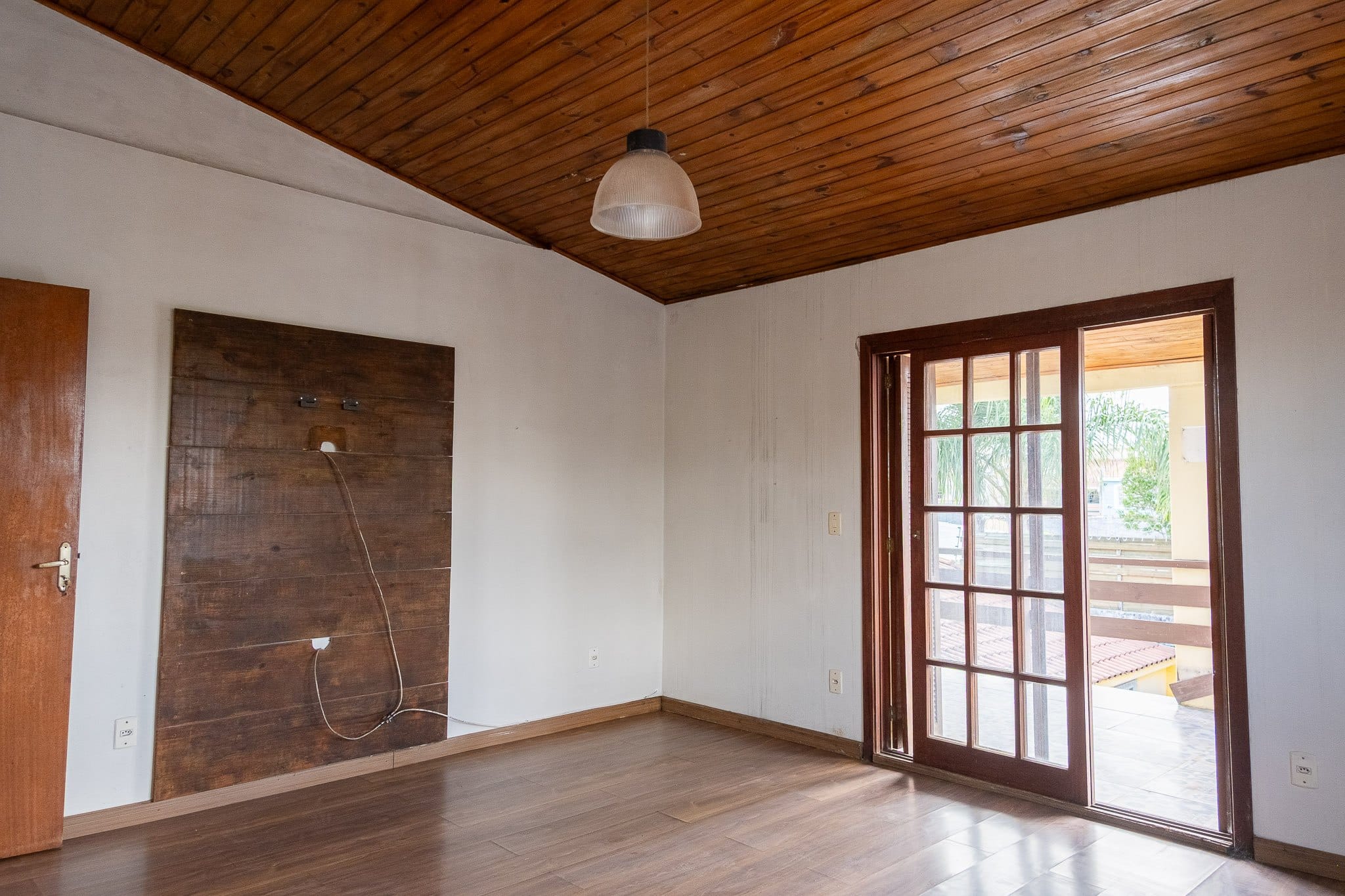 Casa à venda no Três Vendas, Pelotas – 256 m², 256 m², 5 quartos, edícula, churrasqueira e amplo pátio com jardim.