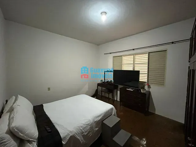 Casa com 326m² 2 quartos e 1 banheiro, à venda, no bairro Centro em Guaxupé