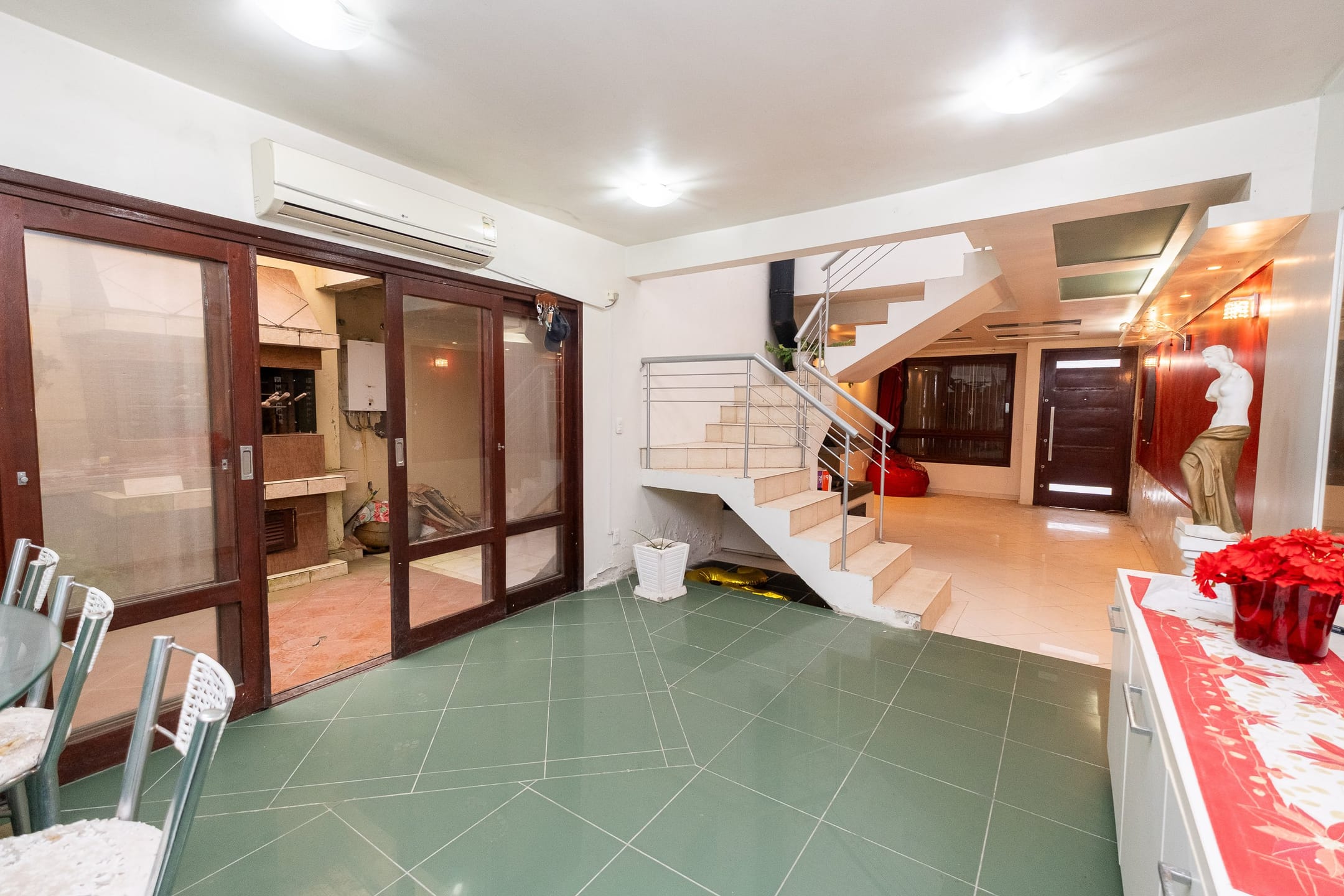 Casa espaçosa no Centro de Pelotas, com 2 suítes, closet, hidromassagem, lareira, espaço gourmet e cozinha planejada. Conforto e localização privilegiada!