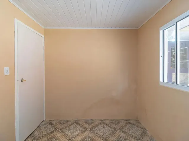 Casa 2 quartos e 1 banheiro, para alugar, no bairro Campo Comprido em Curitiba