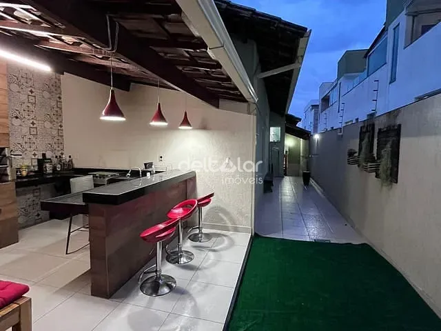 Casa com 220m² 3 quartos e 2 banheiros, à venda, no bairro Santa Mônica em Belo Horizonte
