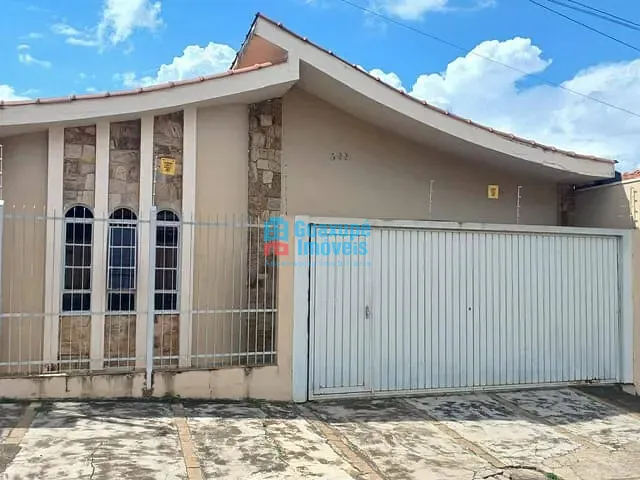 Casa 3 quartos e 3 banheiros, à venda, no bairro Angola em Guaxupé