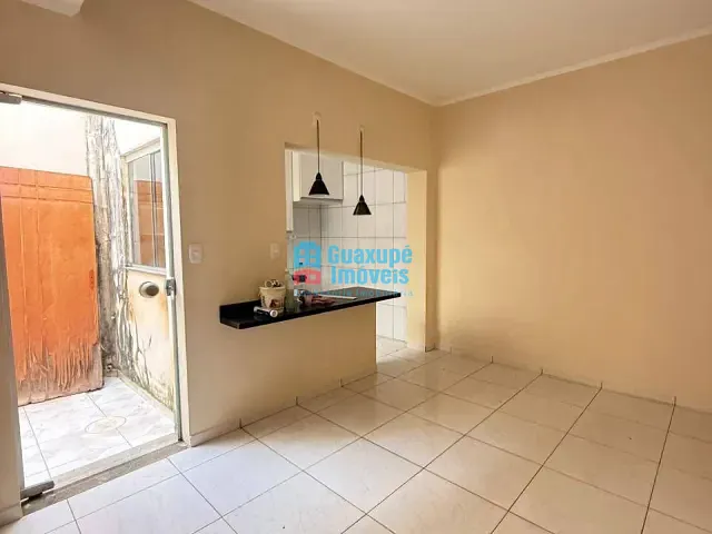 Casa 3 quartos e 4 banheiros, para alugar, no bairro Vila Rica em Guaxupé
