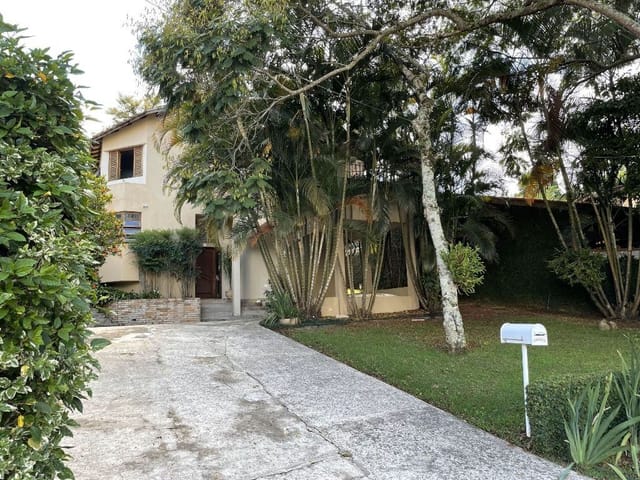 Casa com 1100m² 3 quartos e 6 banheiros, à venda, no bairro Parque Dom Henrique em Cotia