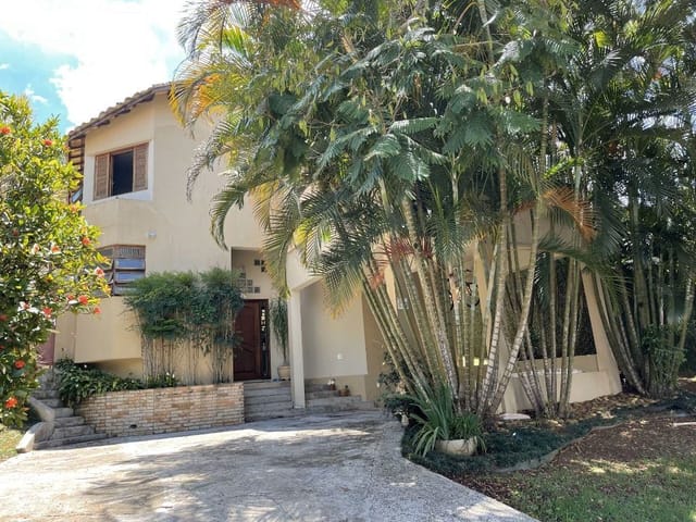 Casa com 1100m² 3 quartos e 6 banheiros, à venda, no bairro Parque Dom Henrique em Cotia