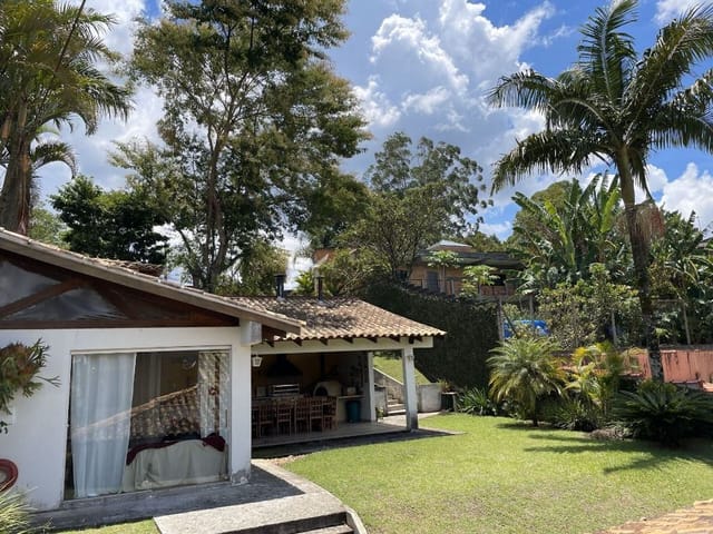 Casa com 1100m² 3 quartos e 6 banheiros, à venda, no bairro Parque Dom Henrique em Cotia