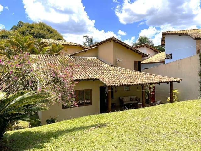 Casa com 1100m² 3 quartos e 6 banheiros, à venda, no bairro Parque Dom Henrique em Cotia