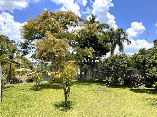 Casa com 1100m² 3 quartos e 6 banheiros, à venda, no bairro Parque Dom Henrique em Cotia