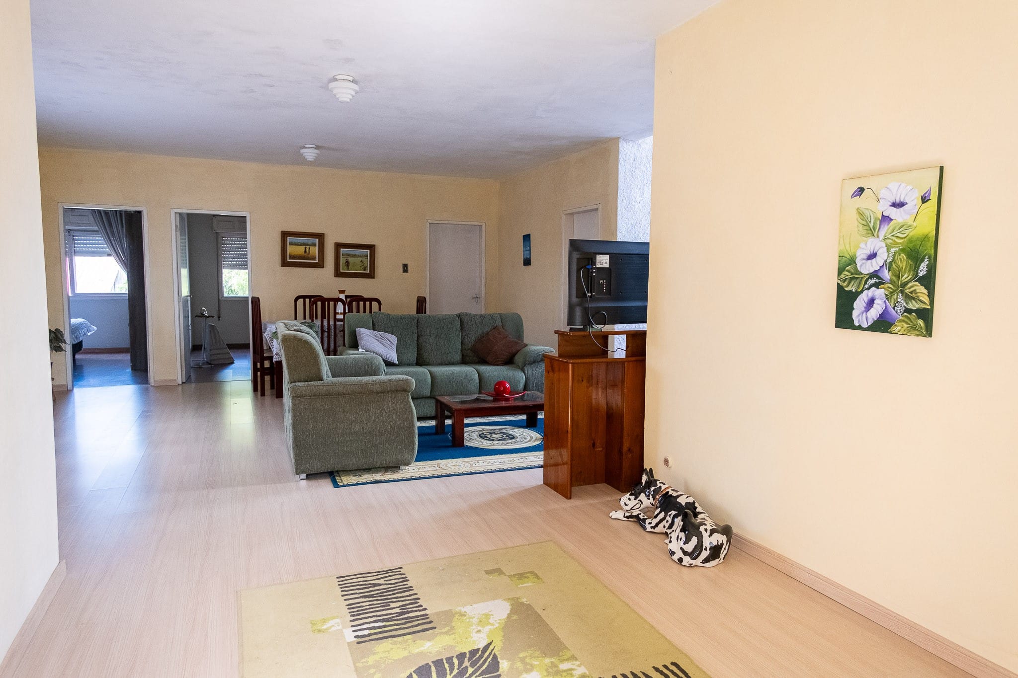 Casa à venda no Fragata, Pelotas – 260 m², 4 quartos (sendo 2 suítes), lareira, garagem ampla e pátio arborizado.