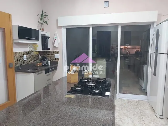 Casa com 1000m² 5 quartos e 5 banheiros, à venda, no bairro Condomínio Residencial Mirante do Vale em Jacareí