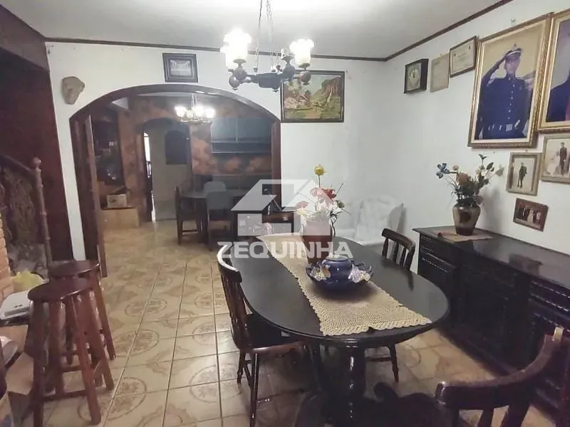Casa, 4 quartos, 242 m² - Foto 1