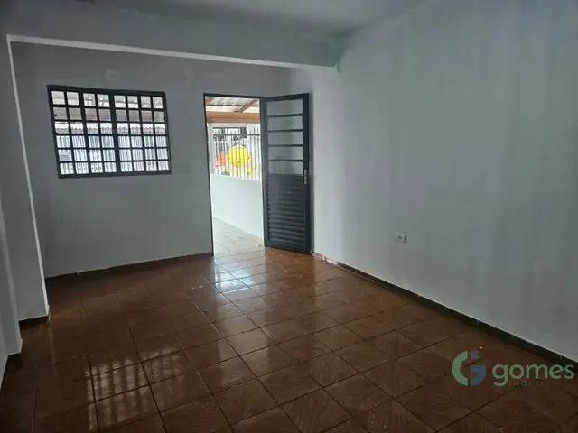 Casa 2 quartos e 1 banheiro, para alugar, no bairro Sítio Cercado em Curitiba