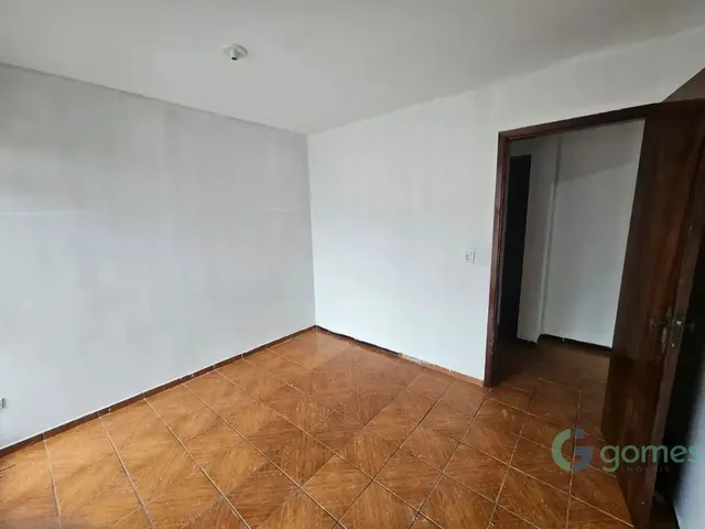 Casa 2 quartos e 1 banheiro, para alugar, no bairro Sítio Cercado em Curitiba